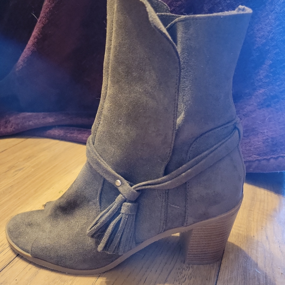 Revel Ladies Brown Boots/Booties Size 9.5 Faux Suade Material, Block Heel.